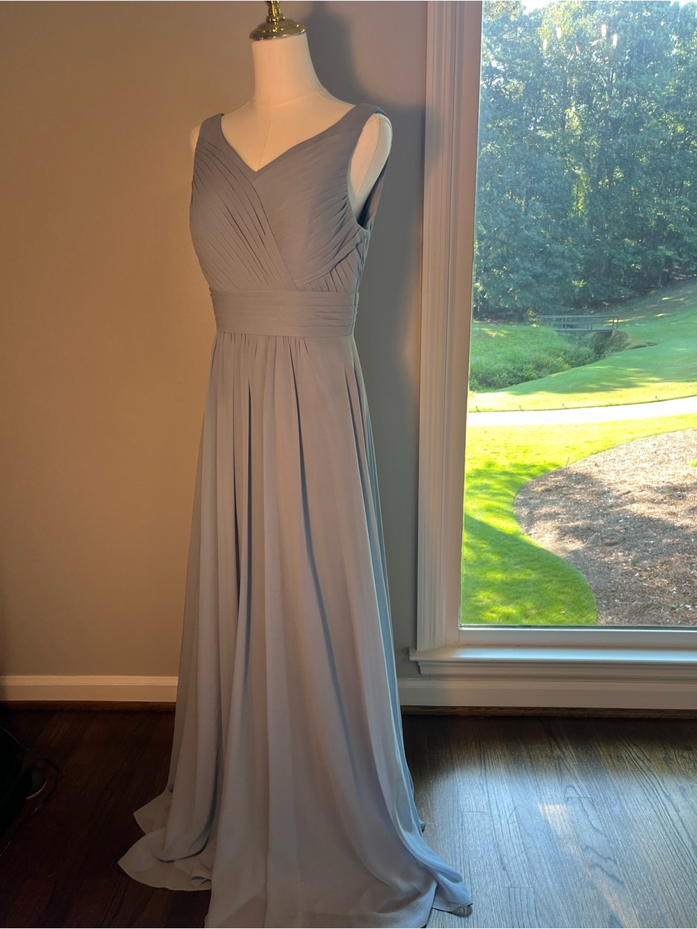 Women’s Elegant Light Blue V-Neck Pleated Evening Dress- size 8 stunning dress
